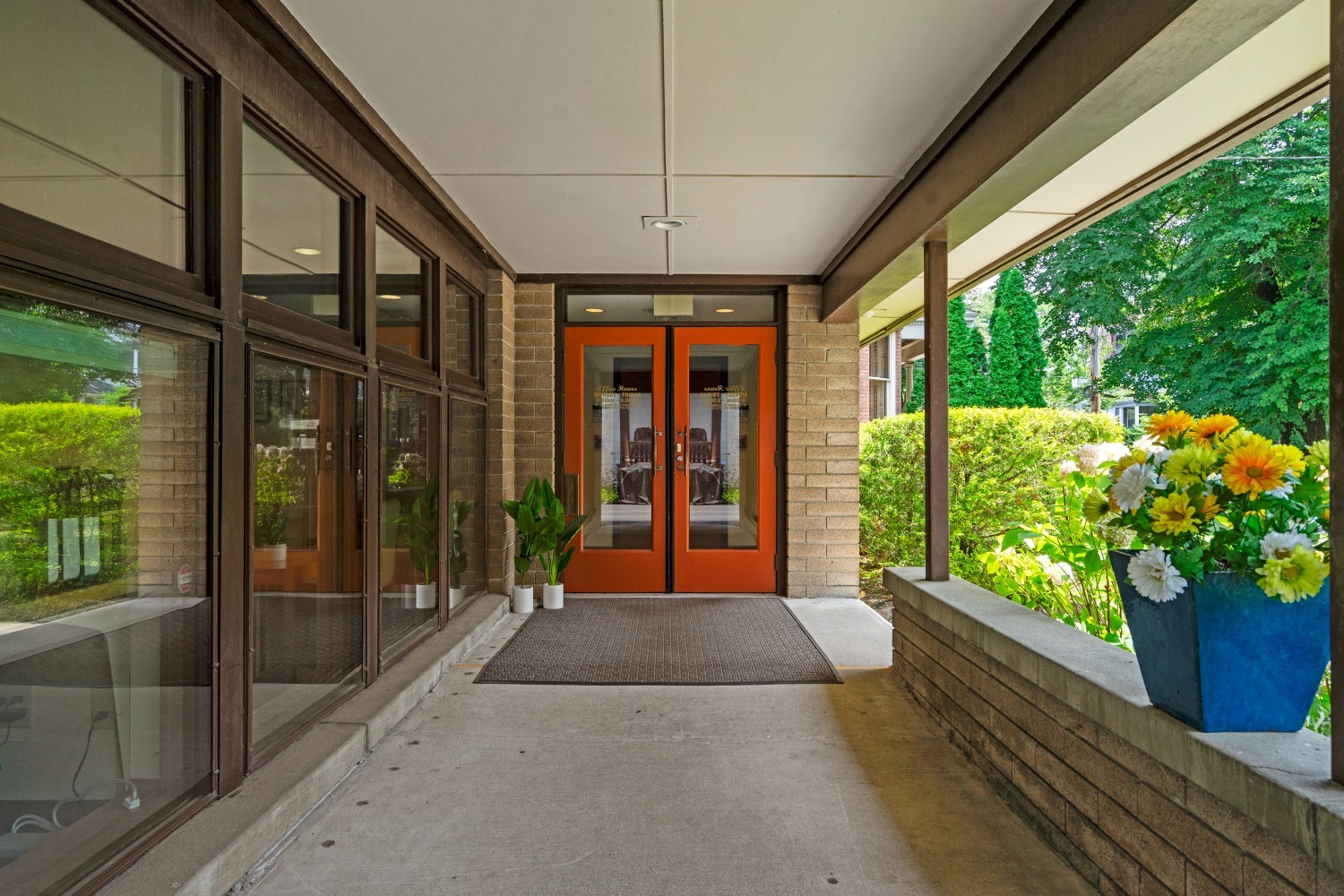 Covered entrance to Schwartz Family Dentistry